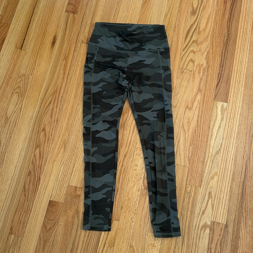 Target Wild Fable Camo Leggings with side pockets, Size Medium